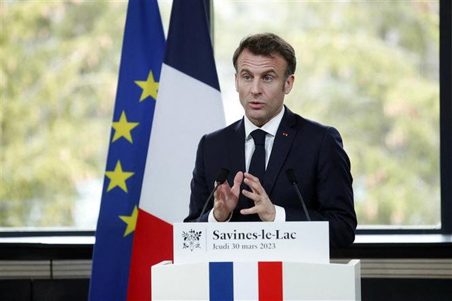 Tổng thống Emmanuel Macron đã ký ban hành luật hưu trí sửa đổi ảnh 1