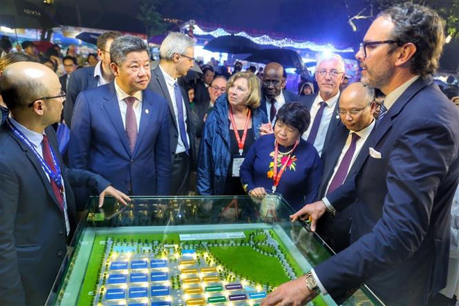 Các đại biểu tham quan các gian hàng. (Ảnh: Tuấn Đức/TTXVN) Khai mạc không gian “Sắc màu Việt Nam” và Lễ hội “Dạo chơi nước Pháp” ảnh 2
