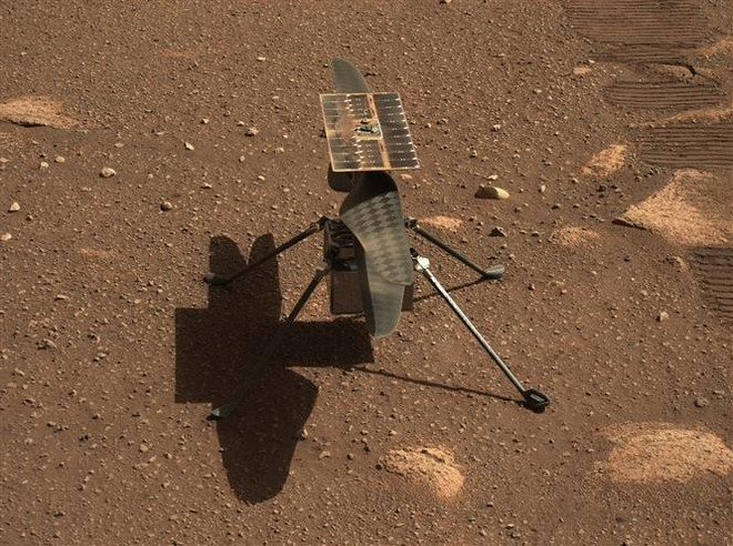 Trực thăng Ingenuity của NASA hạ cánh trên bề mặt Sao Hỏa ngày 5/4/2021. (Ảnh: AFP/TTXVN) Trực thăng Ingenuity hoàn thành chuyến bay thứ 50 trên Sao Hỏa ảnh 1
