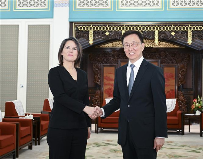 Phó Chủ tịch Trung Quốc Hàn Chính (phải) và Ngoại trưởng Đức Annalena Baerbock (trái) tại cuộc gặp ở Bắc Kinh, Trung Quốc, ngày 14/4. (Ảnh: THX/TTXVN) Đức là đối tác thương mại lớn nhất của Trung Quốc ở châu Âu ảnh 1