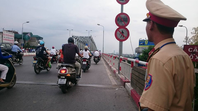 "Giải cứu" nữ sinh có ý định nhảy cầu Chương Dương tự vẫn ảnh 1