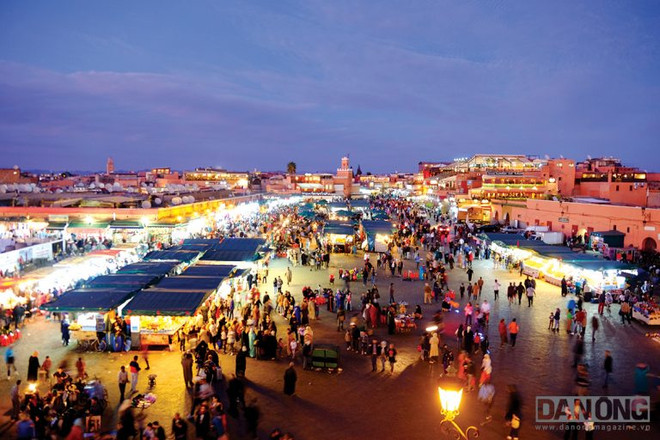 Quảng trường Djemaa el-Fna vô cùng nhộn nhịp về đêm. Vẻ đẹp mê hồn len lỏi qua từng ngõ ngách ở đất nước Maroc ảnh 7