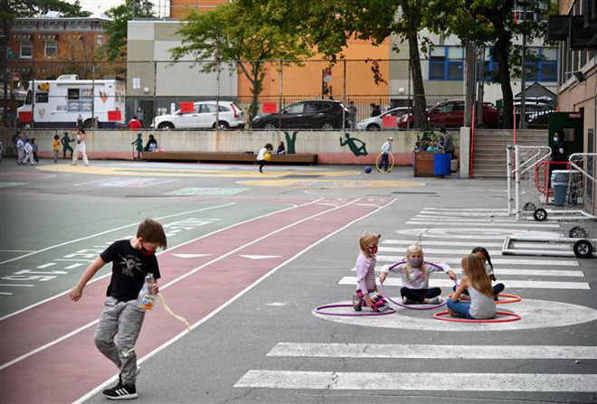 Cố vấn hàng đầu Nhật Bản khuyến cáo thận trọng nới lỏng phòng dịch ảnh 2