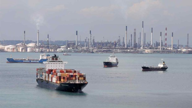 Tàu chở hàng ở ngoài khơi Singapore. (Ảnh: Reuters) Trung Quốc nhấn mạnh vai trò của RCEP trong quan hệ với ASEAN ảnh 1