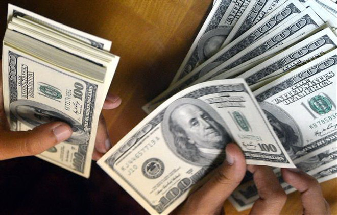 Đồng 100 USD. (Ảnh: AFP/TTXVN) Mỹ trên đà ghi nhận mức thâm hụt ngân sách cao thứ 2 trong lịch sử ảnh 1