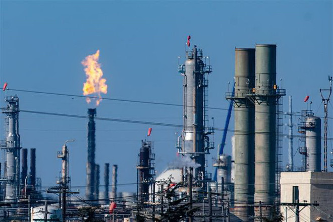 Cơ sở lọc dầu của Tập đoàn Chevron tại Richmond, bang California (Mỹ). (Ảnh: AFP/TTXVN) Các tập đoàn năng lượng thống nhất tiêu chuẩn về trung hòa carbon ảnh 1