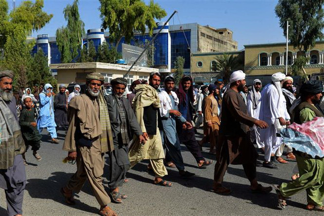 Cư dân địa phương tuần hành phản đối Taliban tại Kandahar, Afghanistan ngày 14/9. (Ảnh: AFP/TTXVN) EU cam kết bổ sung viện trợ nhân đạo cho người dân Afghanistan ảnh 1