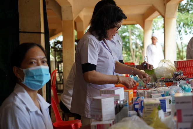 (Ảnh: Trần Long-Minh Hưng/Vietnam+) Tặng quà nhân đạo cho bà con nghèo người Campuchia gốc Việt ảnh 3