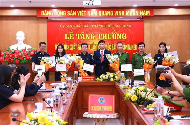 Hải Phòng khen thưởng 6 tập thể về vụ bắt giữ 7 tấn ngà voi nhập lậu ảnh 1