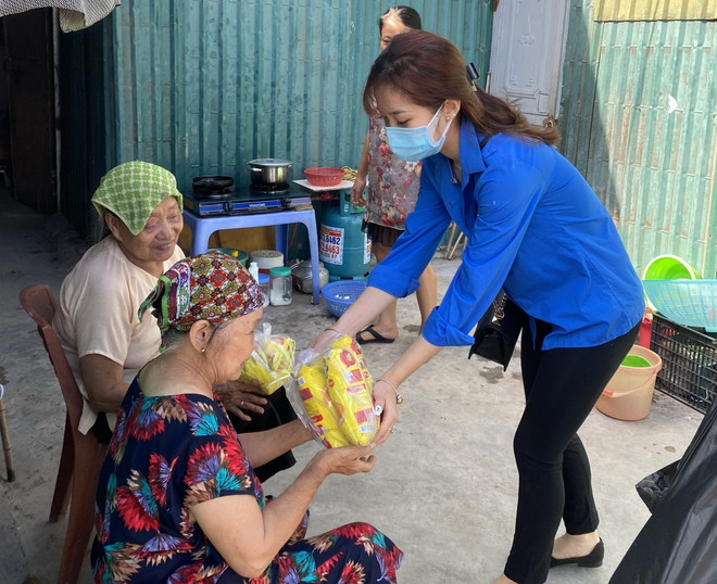 Đoàn viên thanh niên quận Ba Đình tặng quà cho người nghèo, người neo đơn, người yếu thế trên địa bàn. (Ảnh TTXVN phát) Hà Nội góp sức chăm lo cho người yếu thế trong thời đại dịch ảnh 2
