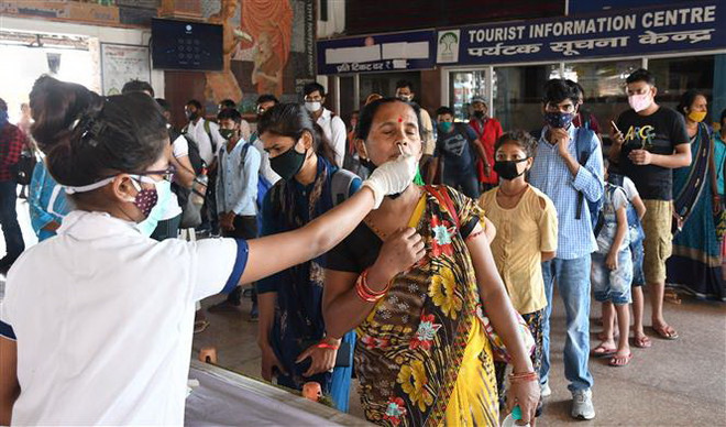 Ấn Độ: Số ca nhiễm COVID-19 mới trở lại mức hơn 200.000 ca mỗi ngày ảnh 1