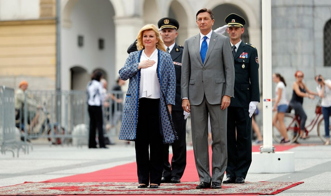 Học hỏi nữ Tổng thống Croatia cách diện đồ vô cùng thông minh ảnh 7