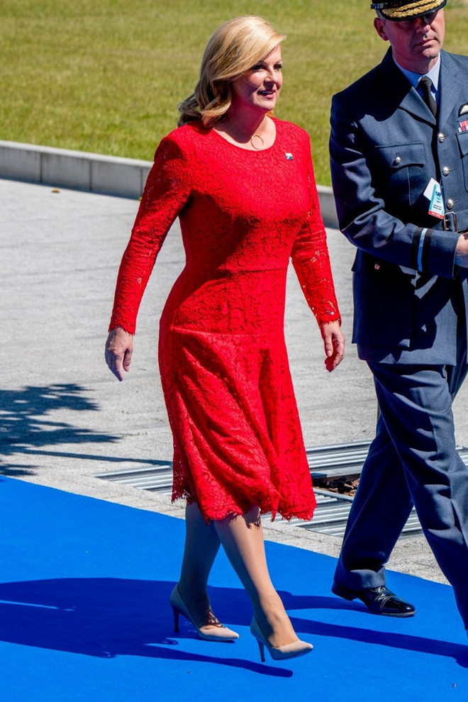 Học hỏi nữ Tổng thống Croatia cách diện đồ vô cùng thông minh ảnh 11