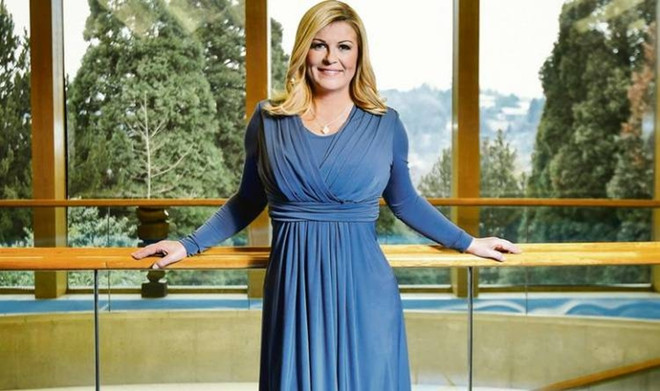 Học hỏi nữ Tổng thống Croatia cách diện đồ vô cùng thông minh ảnh 12