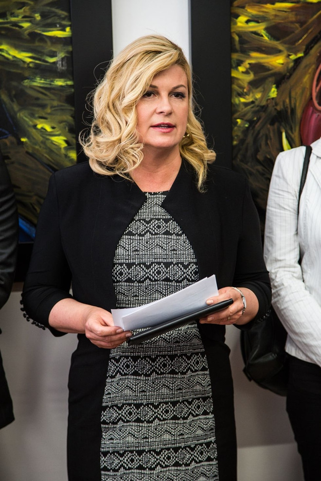 Học hỏi nữ Tổng thống Croatia cách diện đồ vô cùng thông minh ảnh 9