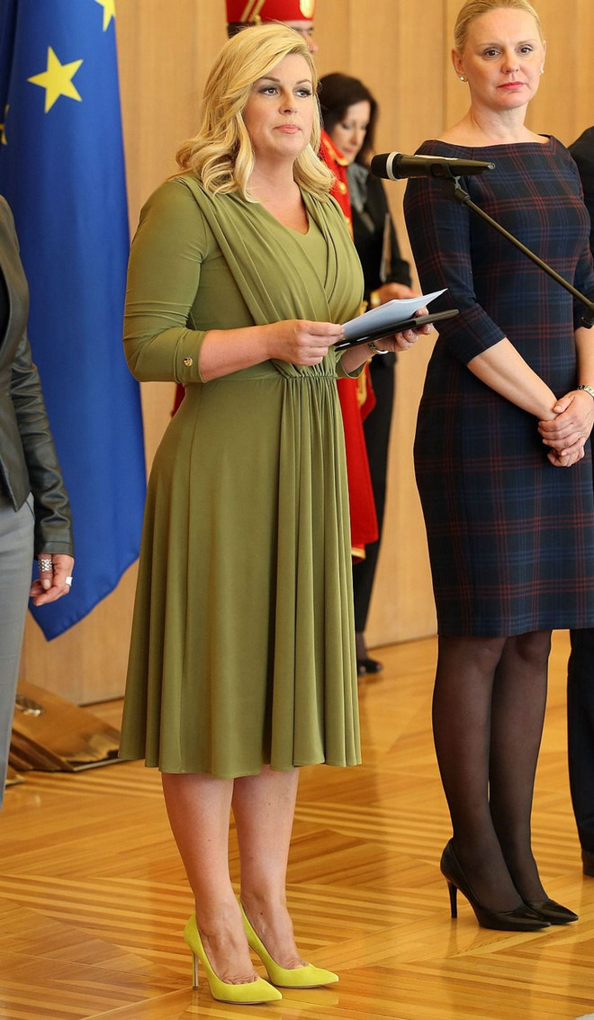 Học hỏi nữ Tổng thống Croatia cách diện đồ vô cùng thông minh ảnh 13