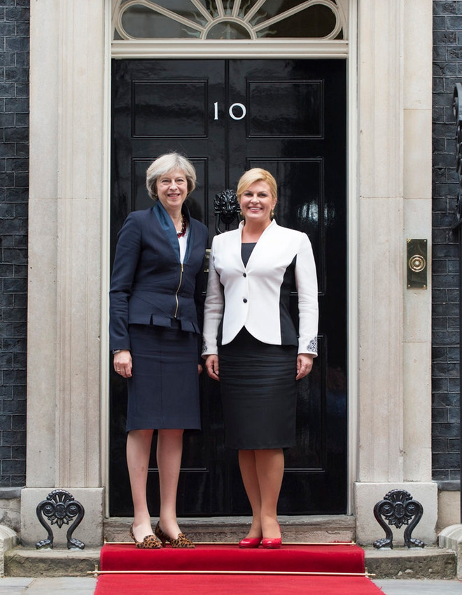 Học hỏi nữ Tổng thống Croatia cách diện đồ vô cùng thông minh ảnh 5