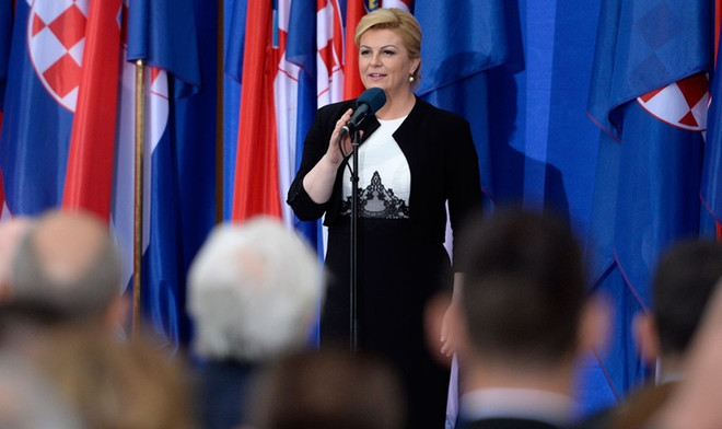 Học hỏi nữ Tổng thống Croatia cách diện đồ vô cùng thông minh ảnh 3