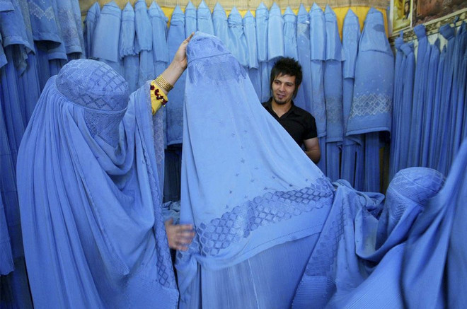 Afghanistan: Ngày những chiếc khăn choàng Burqa trở lại thủ đô Kabul ảnh 2