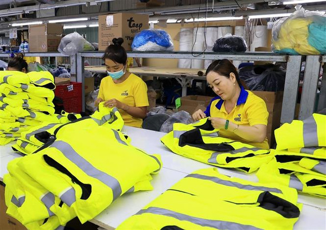 Gia công hàng dệt may xuất khẩu. (Ảnh: Hồng Đạt/TTXVN) Việt Nam ước tính xuất siêu 9,8 tỷ USD trong năm tháng đầu năm ảnh 1