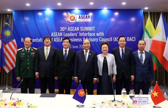 Thủ tướng Nguyễn Xuân Phúc, Chủ tịch ASEAN 2020 chủ trì Phiên đối thoại của các Nhà lãnh đạo ASEAN với Hội đồng Tư vấn Kinh doanh ASEAN (ASEAN BAC). (Ảnh: TTXVN) ASEAN 2020: Các nước cam kết làm hết sức hỗ trợ cộng đồng doanh nghiệp ảnh 1