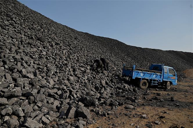 Công nhân làm việc tại mỏ than ở Datong, tỉnh Sơn Tây, Trung Quốc. (Ảnh: AFP/TTXVN) Doanh nghiệp Trung Quốc mua than của Nga bằng đồng nhân dân tệ ảnh 1