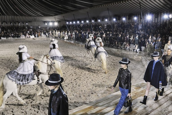 Dior Cruise 2019 - Những nàng thơ Mexico bay bổng ảnh 10