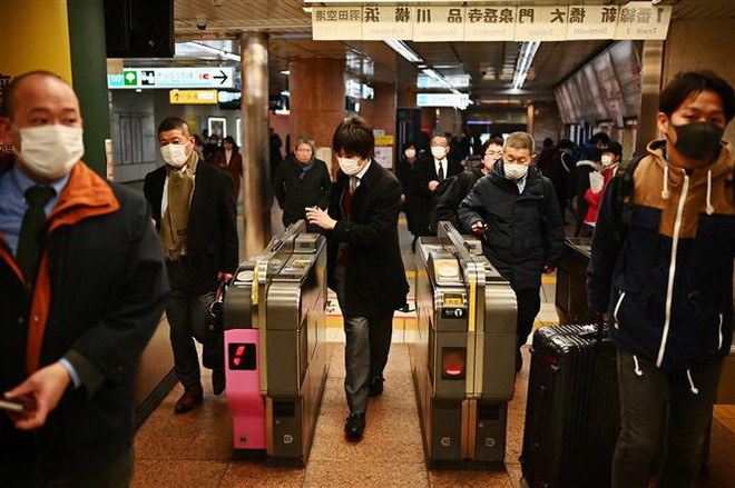 Người dân đeo khẩu trang để phòng tránh lây nhiễm COVID-19 tại Tokyo, Nhật Bản. (Ảnh: AFP/TTXVN) Nhật xem xét cấm nhập cảnh công dân nước ngoài từng tới tâm dịch ở Hàn ảnh 1