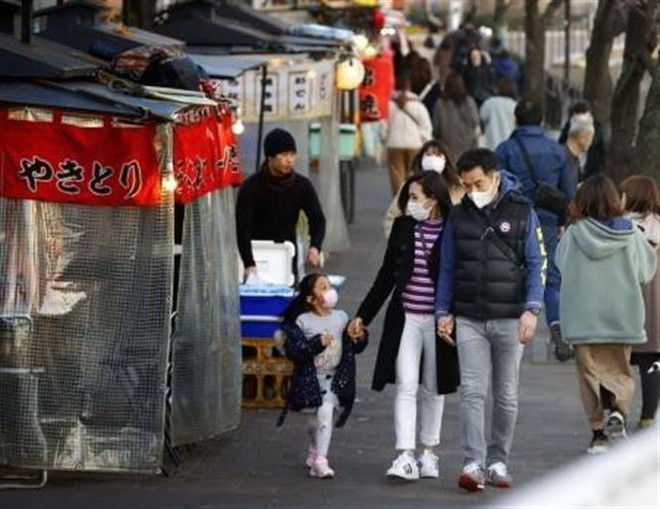 Người dân đeo khẩu trang để phòng tránh lây nhiễm COVID-19 tại Fukuoka, Nhật Bản, ngày 20/2/2020. (Ảnh: Kyodo/TTXVN) Nhật Bản triển khai mạnh mẽ các biện pháp phòng dịch COVID-19 ảnh 1