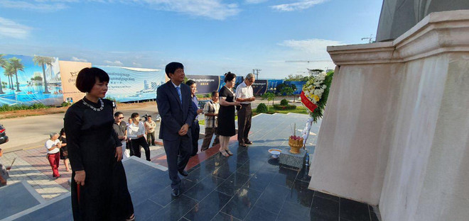 Dâng hương tri ân các liệt sỹ quân tình nguyện Việt Nam tại Campuchia ảnh 5