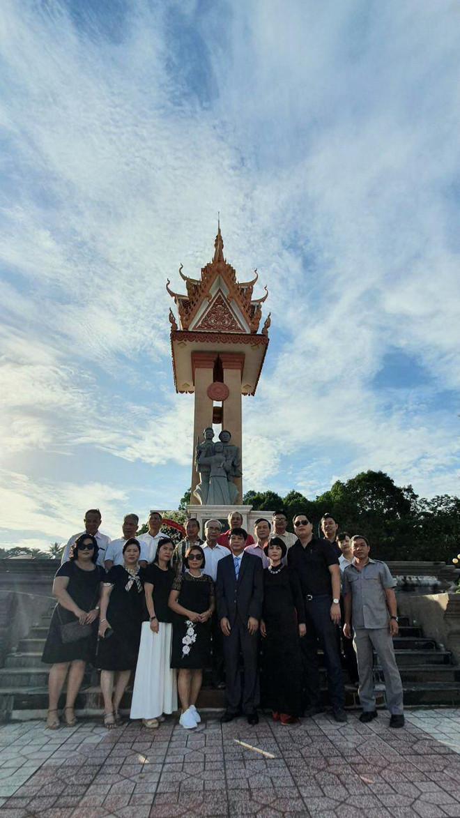 Dâng hương tri ân các liệt sỹ quân tình nguyện Việt Nam tại Campuchia ảnh 6