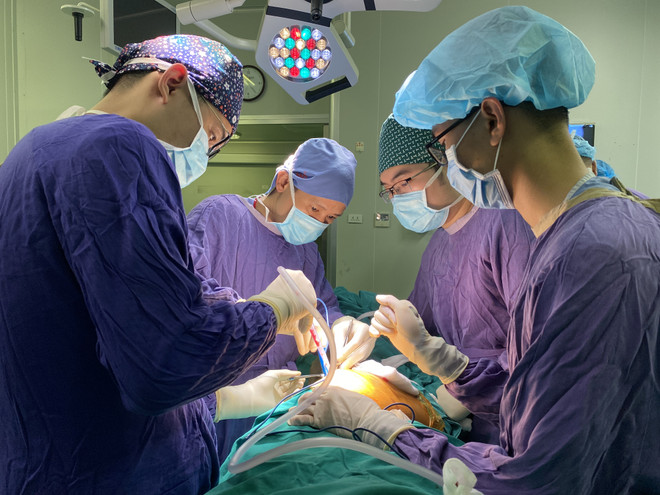 Có tiền sử uống rượu lâu năm, người bệnh gãy khớp háng sau cú ngã nhẹ ảnh 1