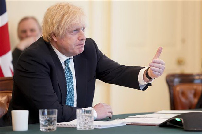 Thủ tướng Anh Boris Johnson tại cuộc họp trực tuyến với các lãnh đạo cấp cao của Liên minh châu Âu (EU) ngày 15/6/2020. (Ảnh: AFP/TTXVN) Bộ trưởng Pháp: Có khả năng không đạt được thỏa thuận Brexit ảnh 1