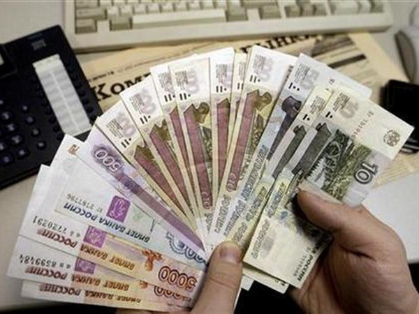Nga: Người vay ngoại tệ tổ chức biểu tình vì đồng ruble mất giá ảnh 1