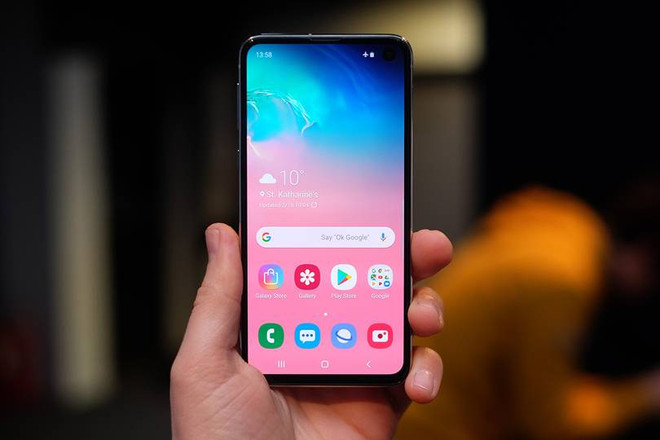 Samsung Galaxy S10e. (Nguồn: wired.co.uk) Siêu phẩm smartphone Galaxy S10 trình làng với cú lột xác hoàn toàn ảnh 1