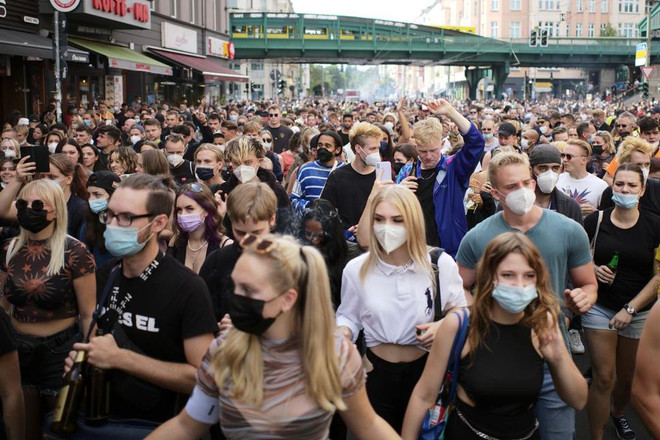 Đức: Cảnh sát đụng độ người biểu tình phản đối biện pháp chống dịch ảnh 1