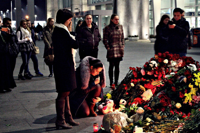 Nga đưa những thi thể nạn nhân đầu tiên được tìm thấy về nước ảnh 1