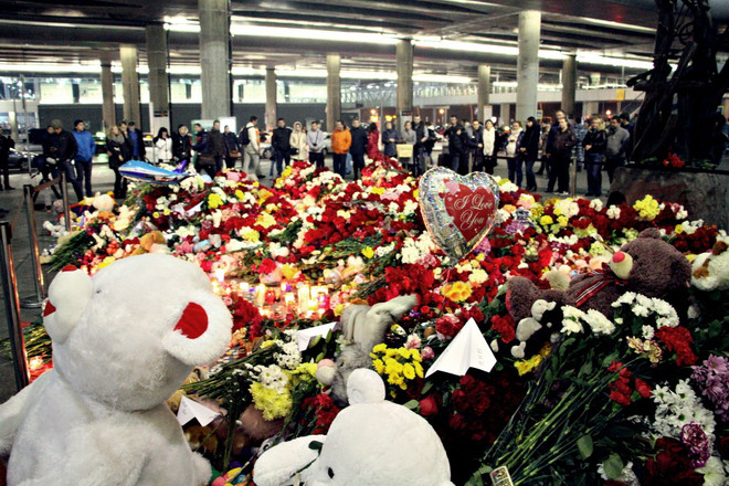 Nga đưa những thi thể nạn nhân đầu tiên được tìm thấy về nước ảnh 2