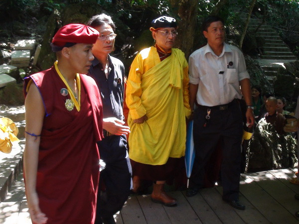 Đức Pháp vương Gyalwang Drukpa tham quan động Thiên Đường. (Ảnh: Đức Thọ/Vietnam+) Tăng đoàn Truyền thừa Drukpa viếng mộ Tướng Giáp ảnh 1