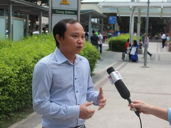 Tiến sỹ Đậu Văn Huân, người đã làm việc trong ngành điện tử tại Singapore trả lời phỏng vấn phóng viên TTXVN tại Singapore. (Ảnh: Kim Yến/Vietnam+) Thư ngỏ của người Việt ở Singapore về giàn khoan Hải Dương ảnh 1