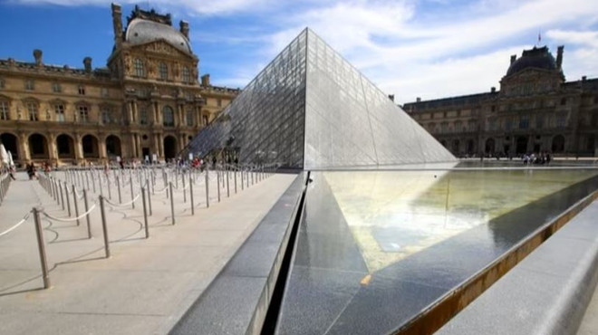 Bảo tàng Louvre phải tạm đóng cửa vì nhận tin nhắn đe dọa ảnh 1