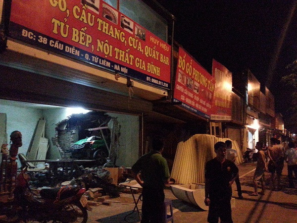 Chiếc taxi "đâm thủng" tường nhà dân (Ảnh: CTV Đức Hùng) Say xỉn, tài xế xe taxi "đâm thủng" ba nhà dân giữa đêm ảnh 1