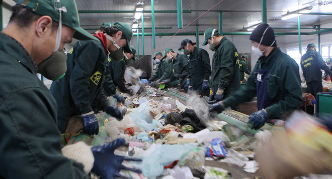 Hoạt động tái chế chất thải - nỗ lực tìm “vàng” trong rác ảnh 1