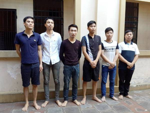 Các đối tượng tham gia đánh bạc (Ảnh: CQĐT cung cấp) Hà Nội: Bắt quả tang 6 đối tượng thường tổ chức đánh bạc ảnh 1