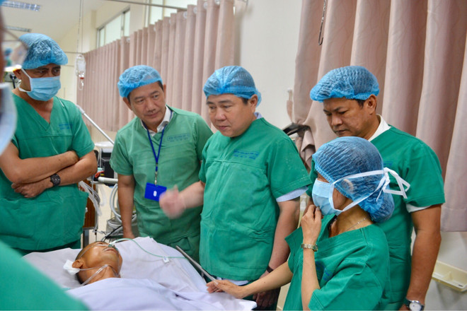 [Photo] Lãnh đạo TP. HCM thăm hỏi, động viên các hiệp sỹ đường phố ảnh 3