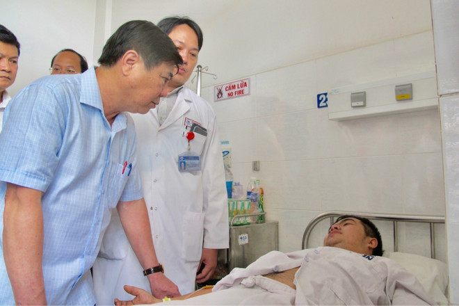 [Photo] Lãnh đạo TP. HCM thăm hỏi, động viên các hiệp sỹ đường phố ảnh 1