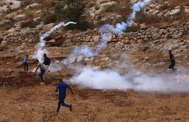 Người biểu tình Palestine ném hơi cay về phía binh lính Israel tại Nablus, Khu Bờ Tây. (Ảnh: THX/TTXVN) Quan chức Mỹ và Palestine thảo luận về giải pháp hai nhà nước ảnh 1