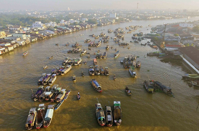 Chợ nổi Cái Răng (Cần Thơ) là điểm tham quan du lịch đặc sắc của vùng Đồng bằng sông Cửu Long nói chung và thành phố Cần Thơ nói riêng, được Tạp chí du lịch Rough Guide của Anh bình chọn là một trong 10 chợ ấn tượng nhất thế giới. (Ảnh: An Hiếu/TTXVN) Chợ nổi Đồng bằng sông Cửu Long: Tạo điểm nhấn cho sản phẩm du lịch ảnh 1