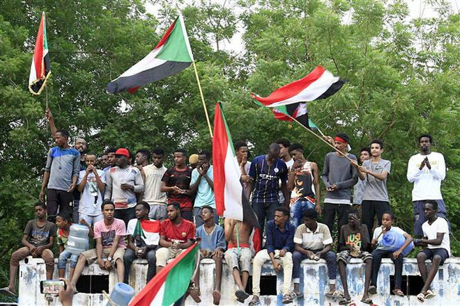 Người dân Sudan vui mừng sau khi của Hội đồng quân sự chuyển tiếp tại Sudan (TMC) và Liên minh tự do và thay đổi (FFC) đạt thỏa thuận về tuyên bố Hiến pháp, tại Khartoum ngày 3/8/2019. (Ảnh: THX/TTXVN) Sudan: Phe đối lập đề cử thủ tướng cho chính phủ chuyển tiếp ảnh 1