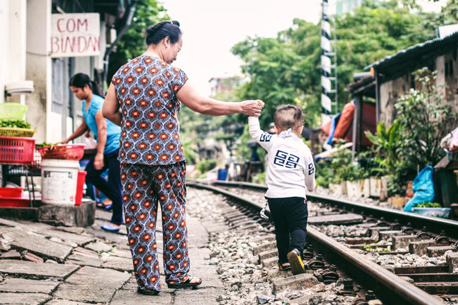[Photo] Những "mảnh" tuổi thơ trên phố đường tàu Lê Duẩn ảnh 2